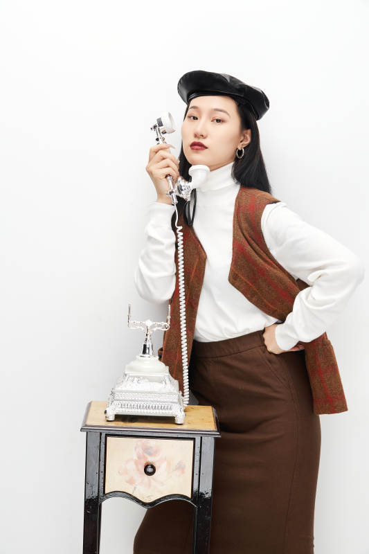 身穿复古服装的亚洲少女人像图片