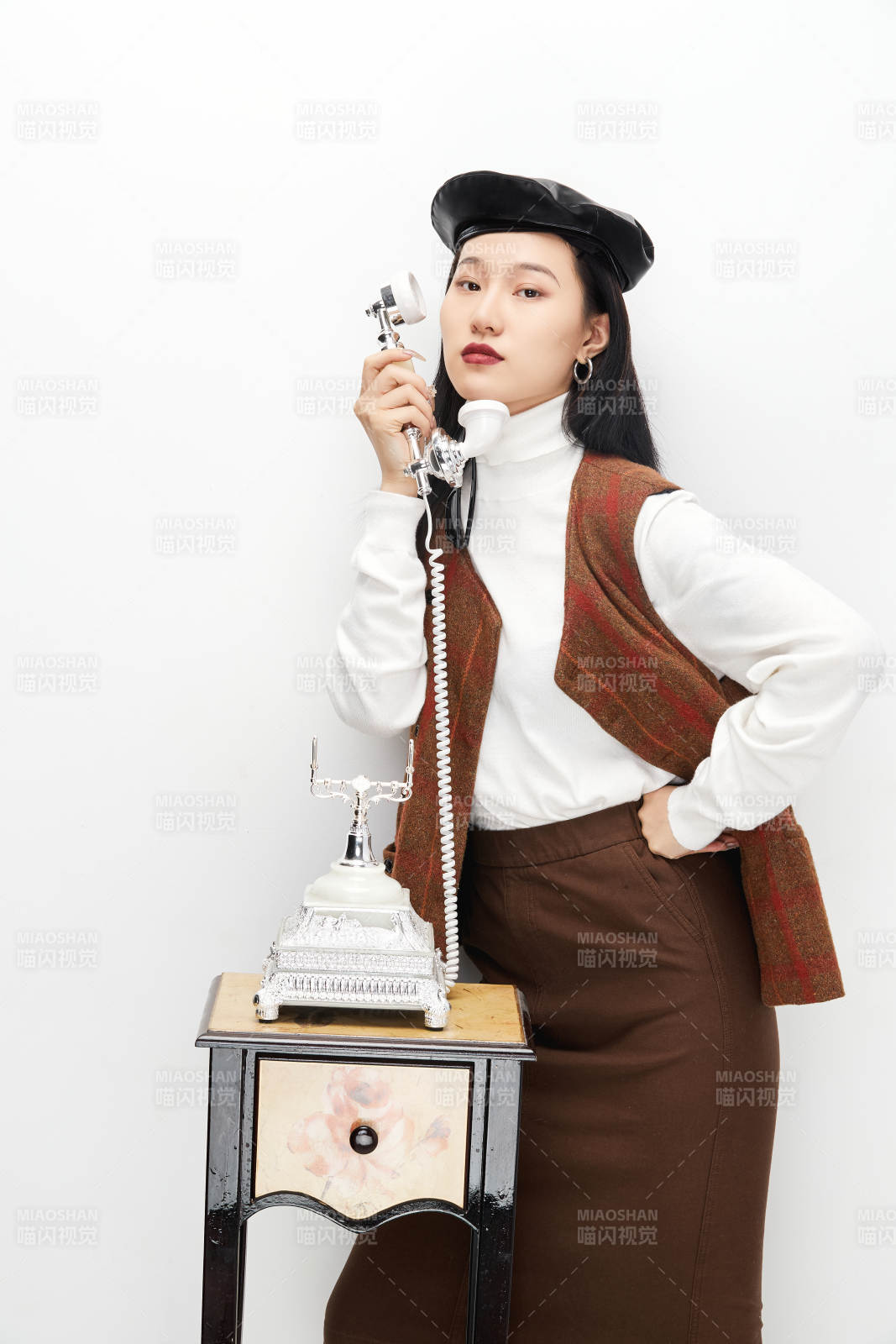 身穿复古服装的亚洲少女人像图片