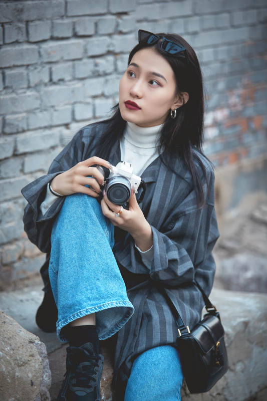 手持相机拍摄的港风少女图片