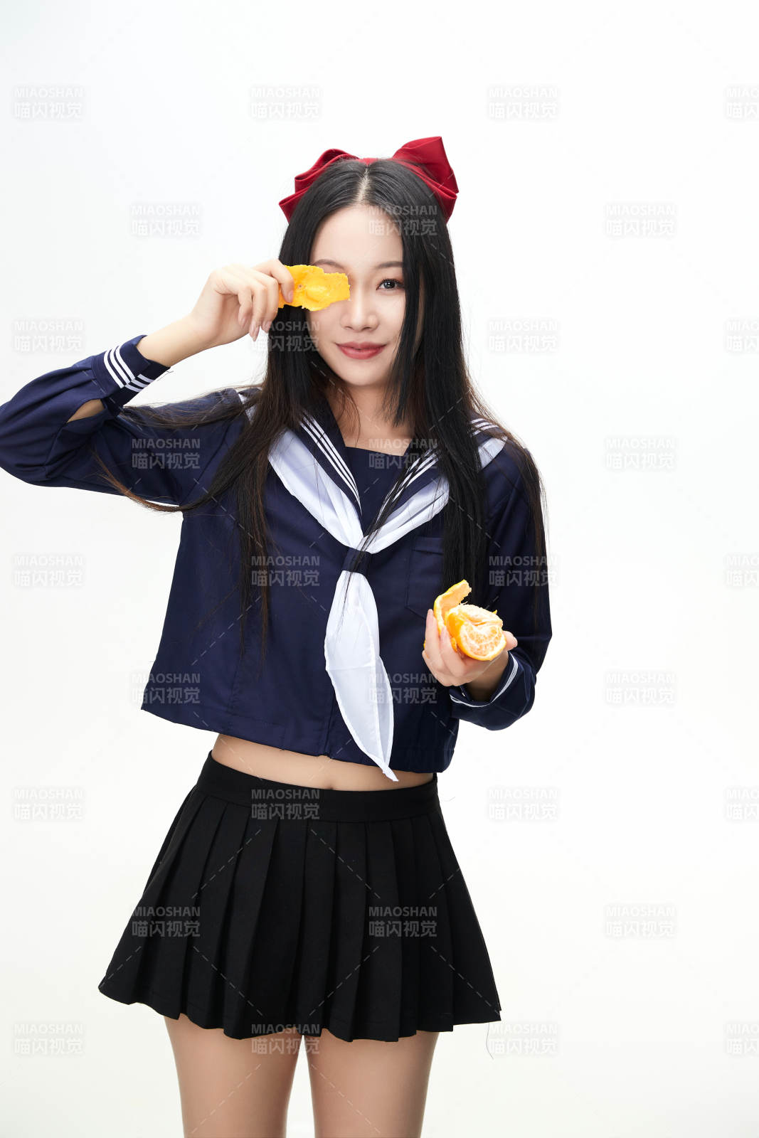 吃水果的亚洲东方长发少女图片