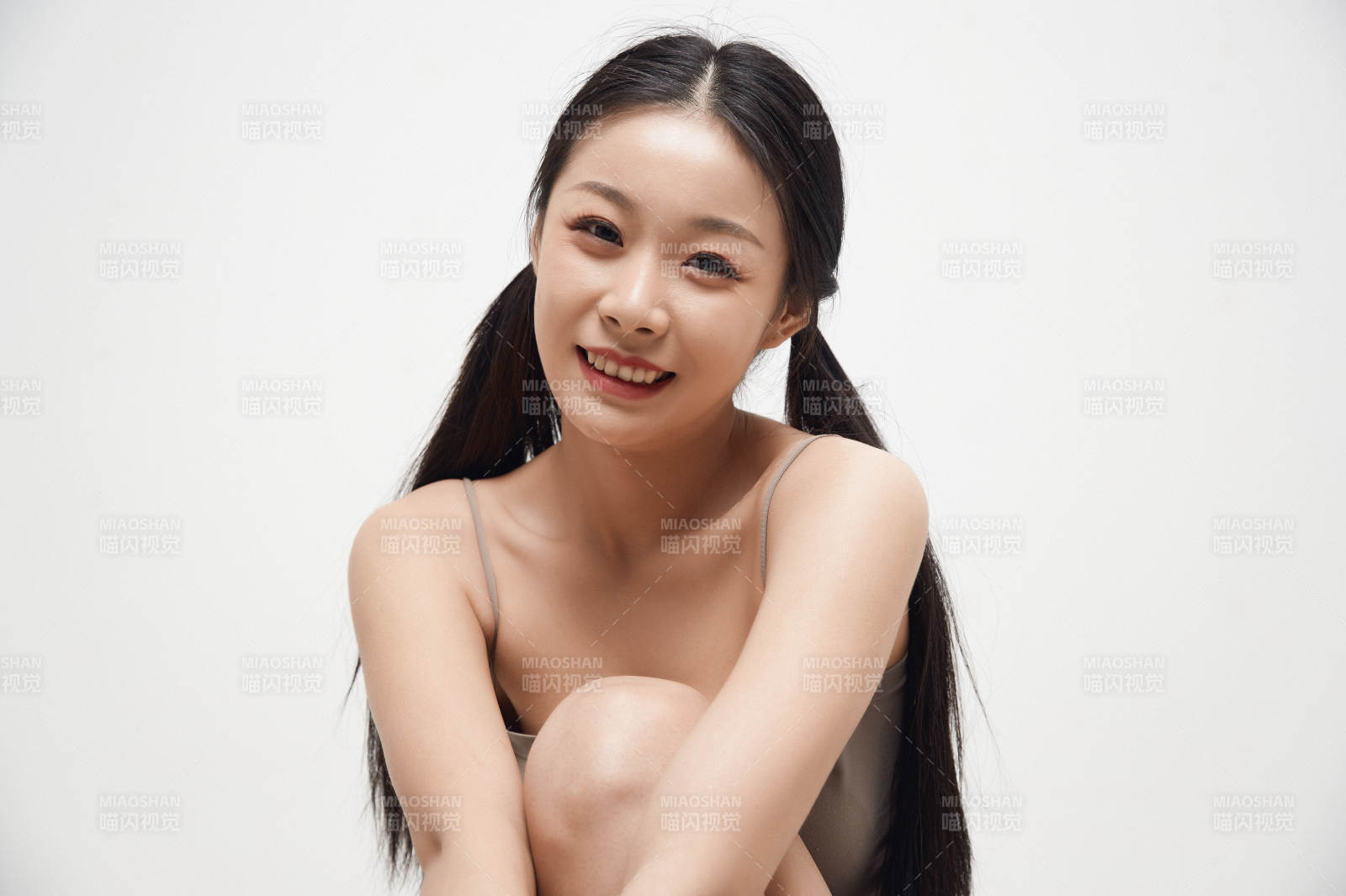 白色背景下的美丽可爱大学生图片