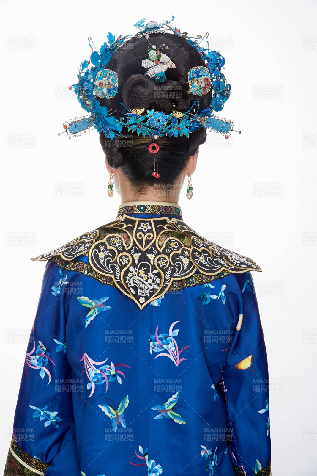 白色背景下的清代女性古装造型清朝古装图片