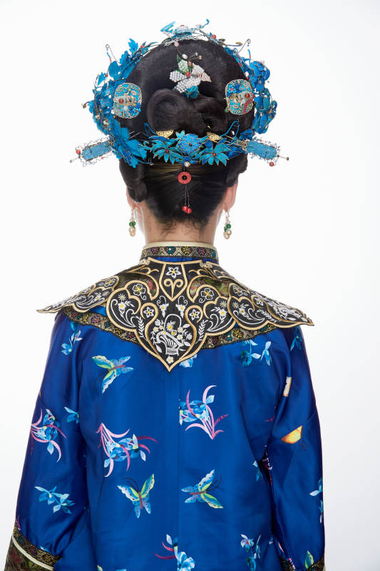 白色背景下的清代女性古装造型清朝古装图片