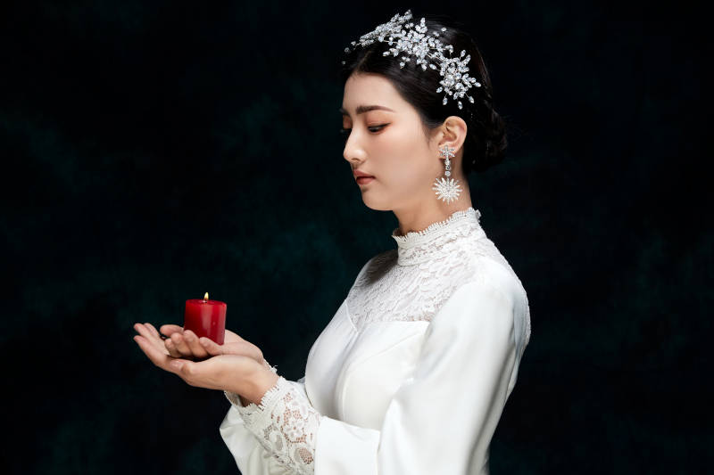 黑色背景下的女性复古婚纱妆面图片