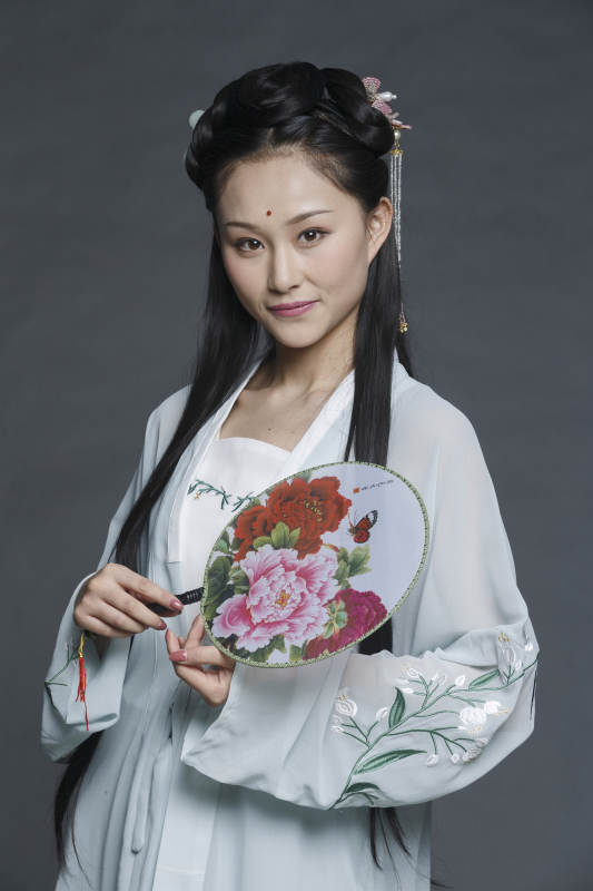 身穿古装的汉服女性人像汉服影棚拍摄图片