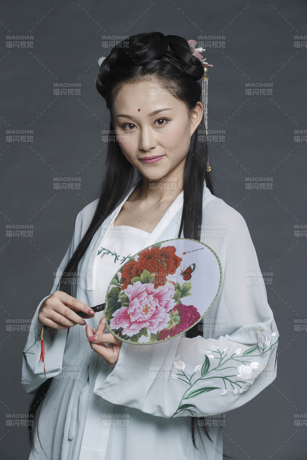 身穿古装的汉服女性人像汉服影棚拍摄图片