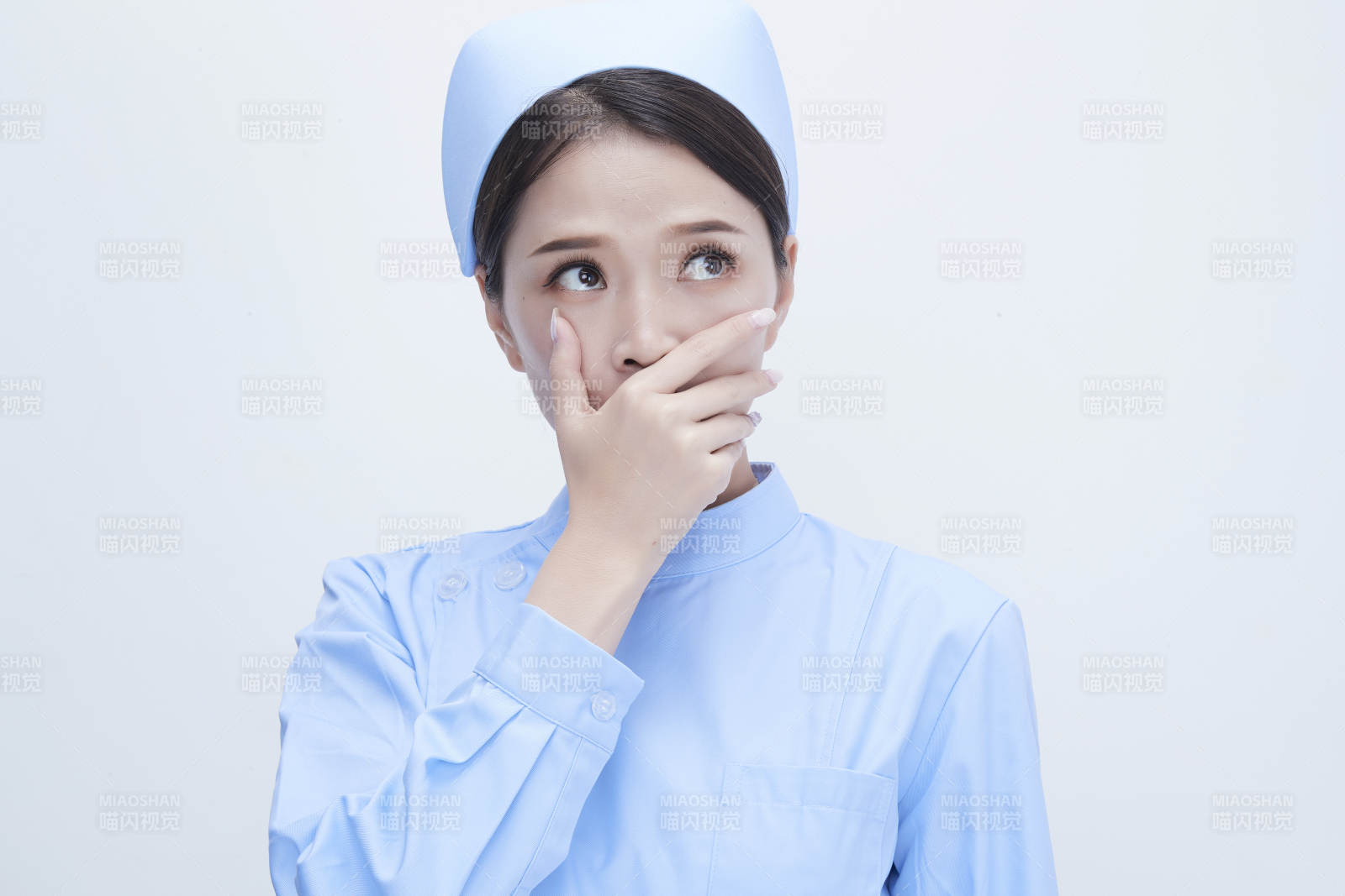 身穿蓝色护士服展示各种表情的漂亮女护士图片