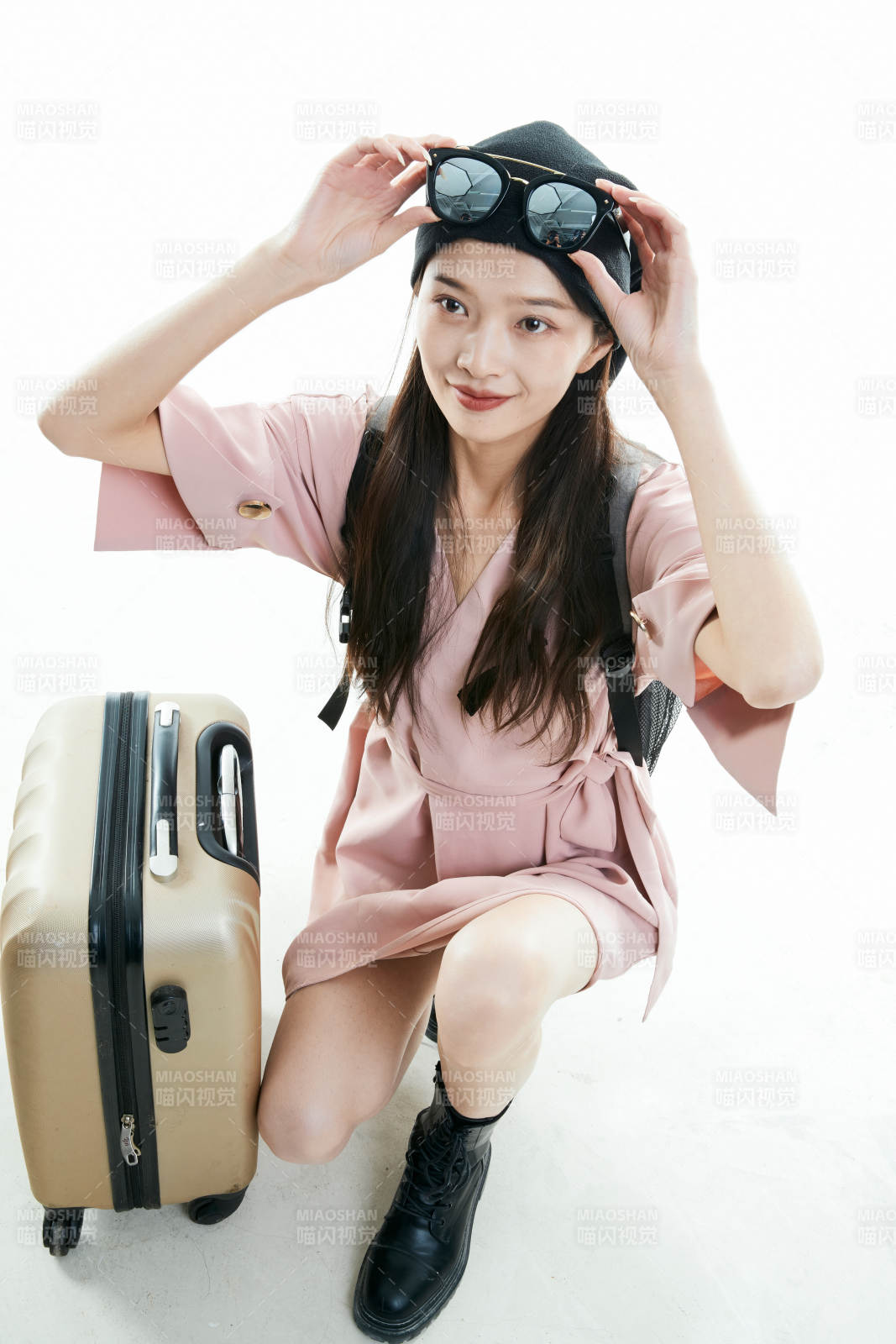 白色背景下准备出发旅行的美丽东方女大学生图片