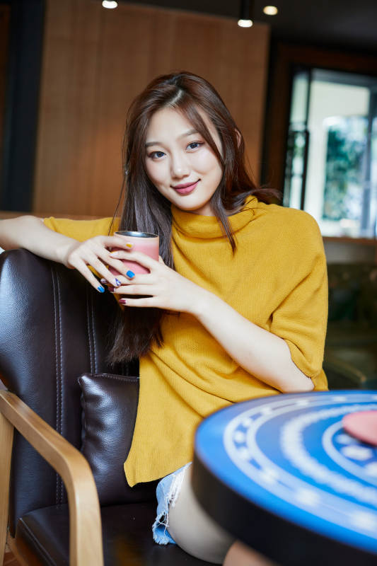 在图书咖啡馆阅读书籍的少女图片