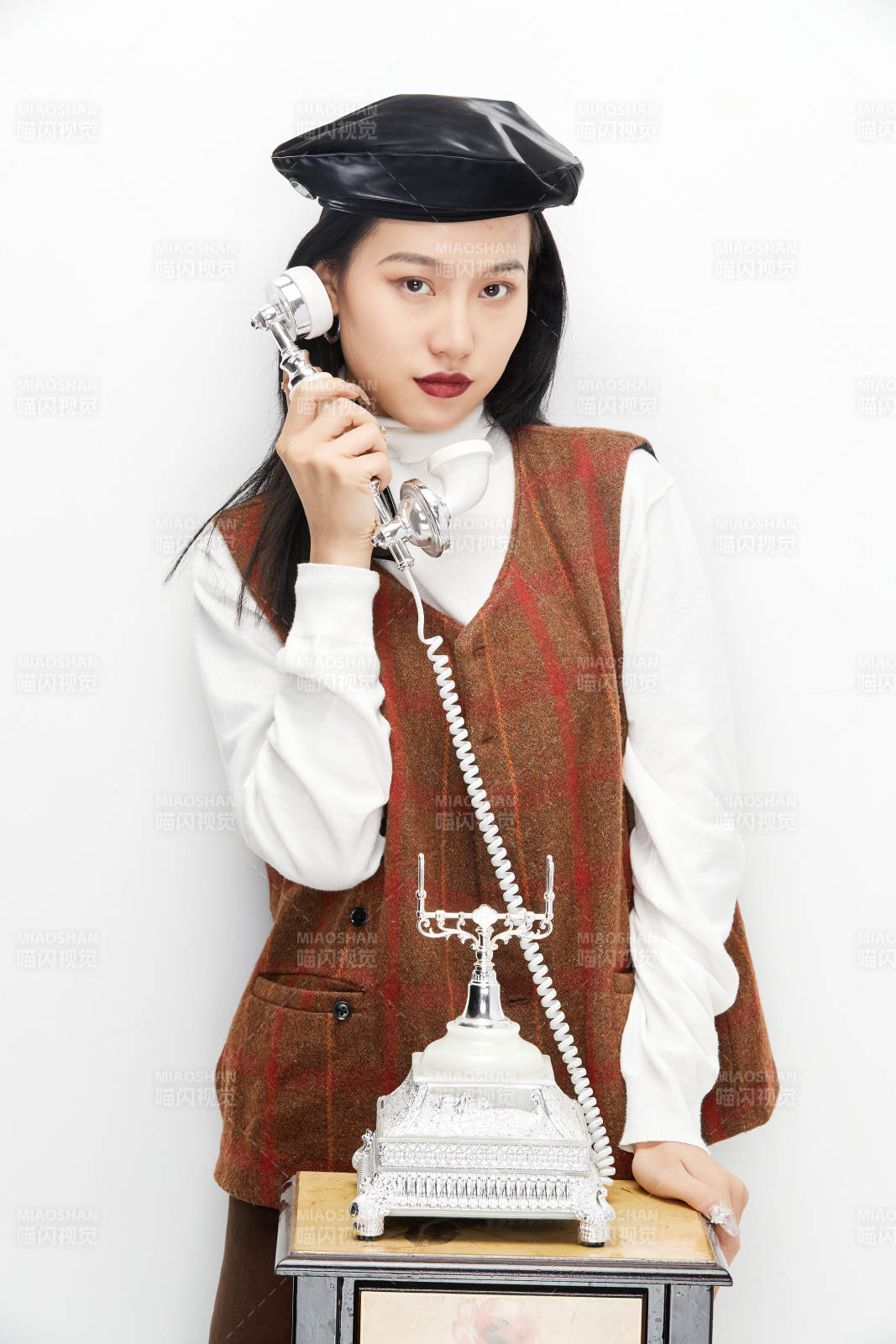 身穿复古服装的亚洲少女人像图片