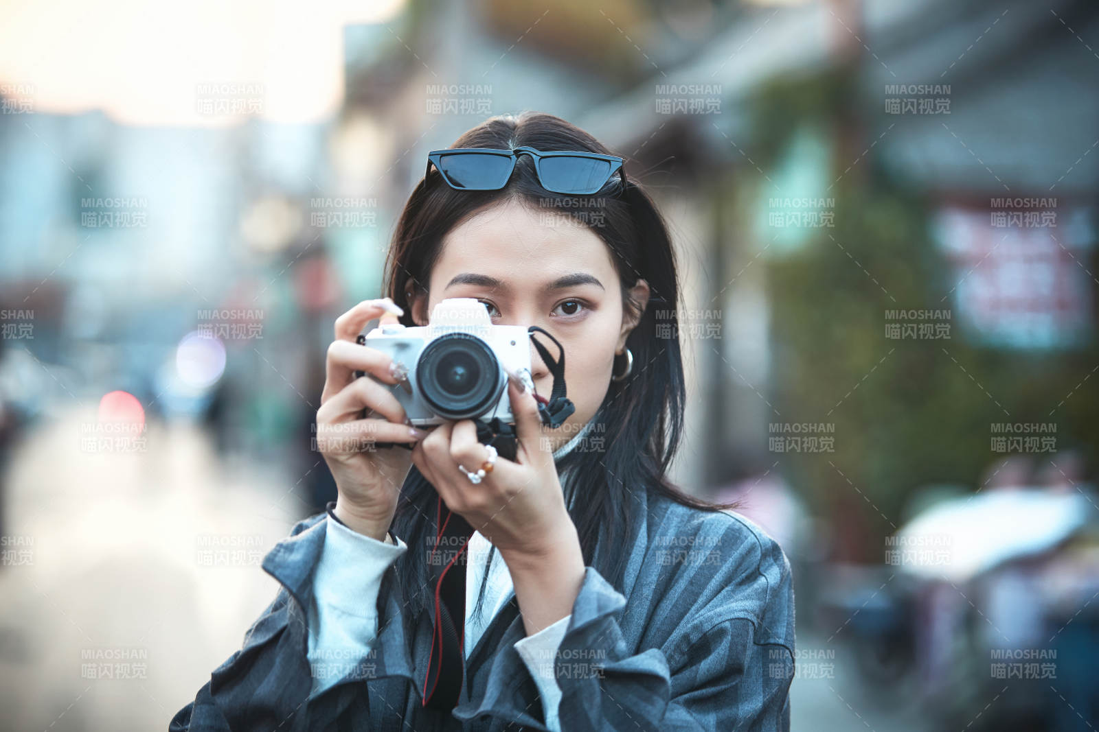 手持相机拍摄的港风少女图片