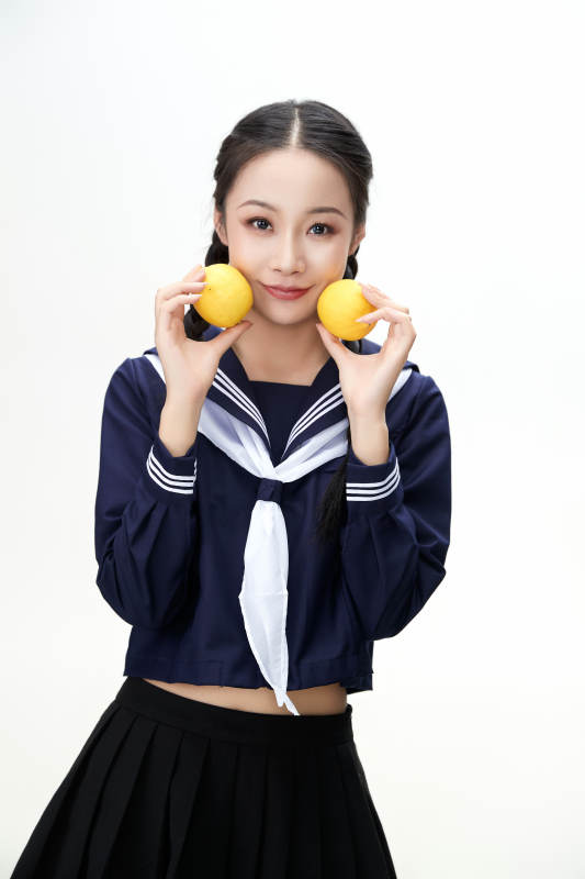 吃水果的亚洲东方长发少女图片