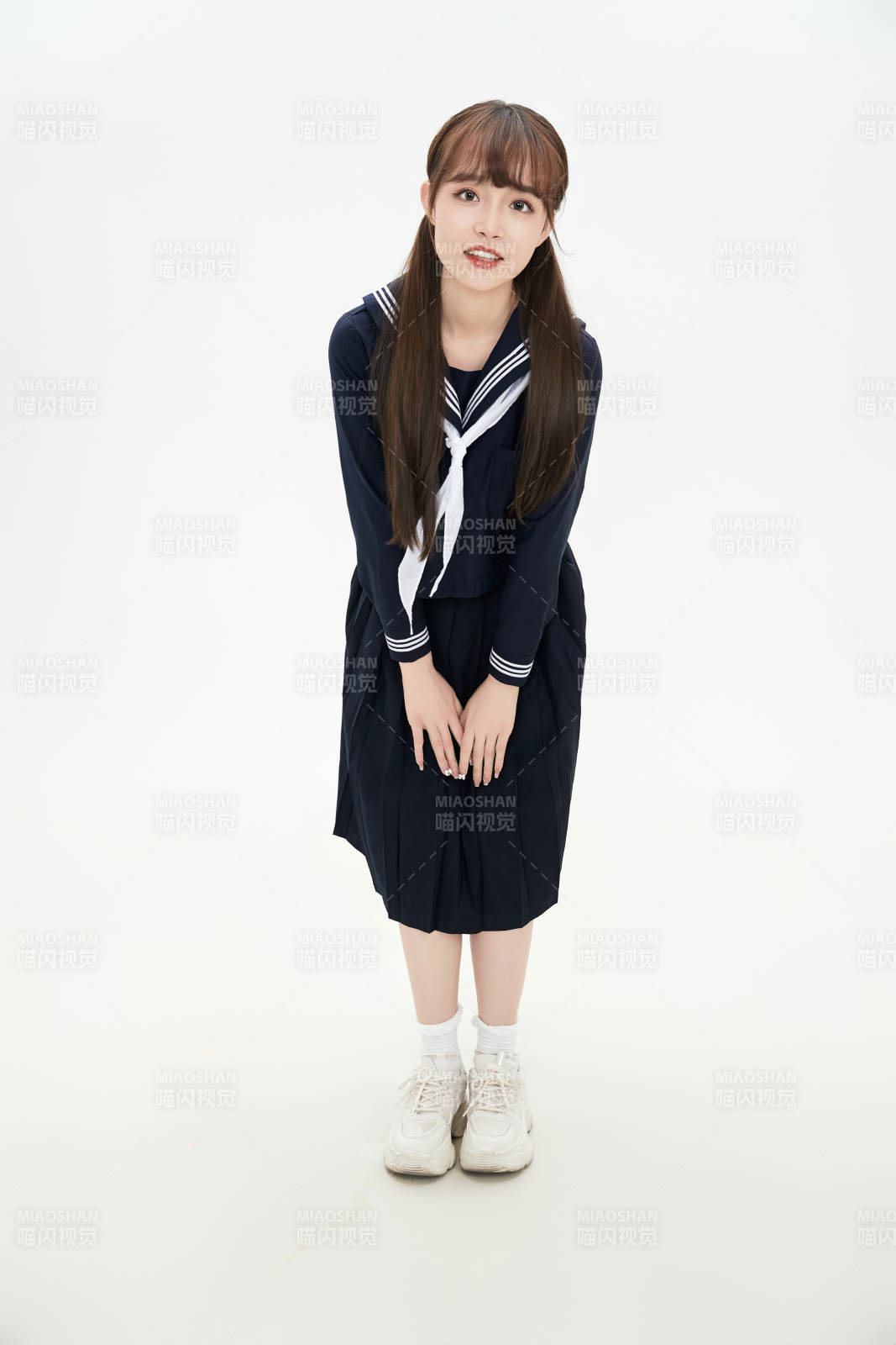 身穿日系高中制服的美丽少女图片