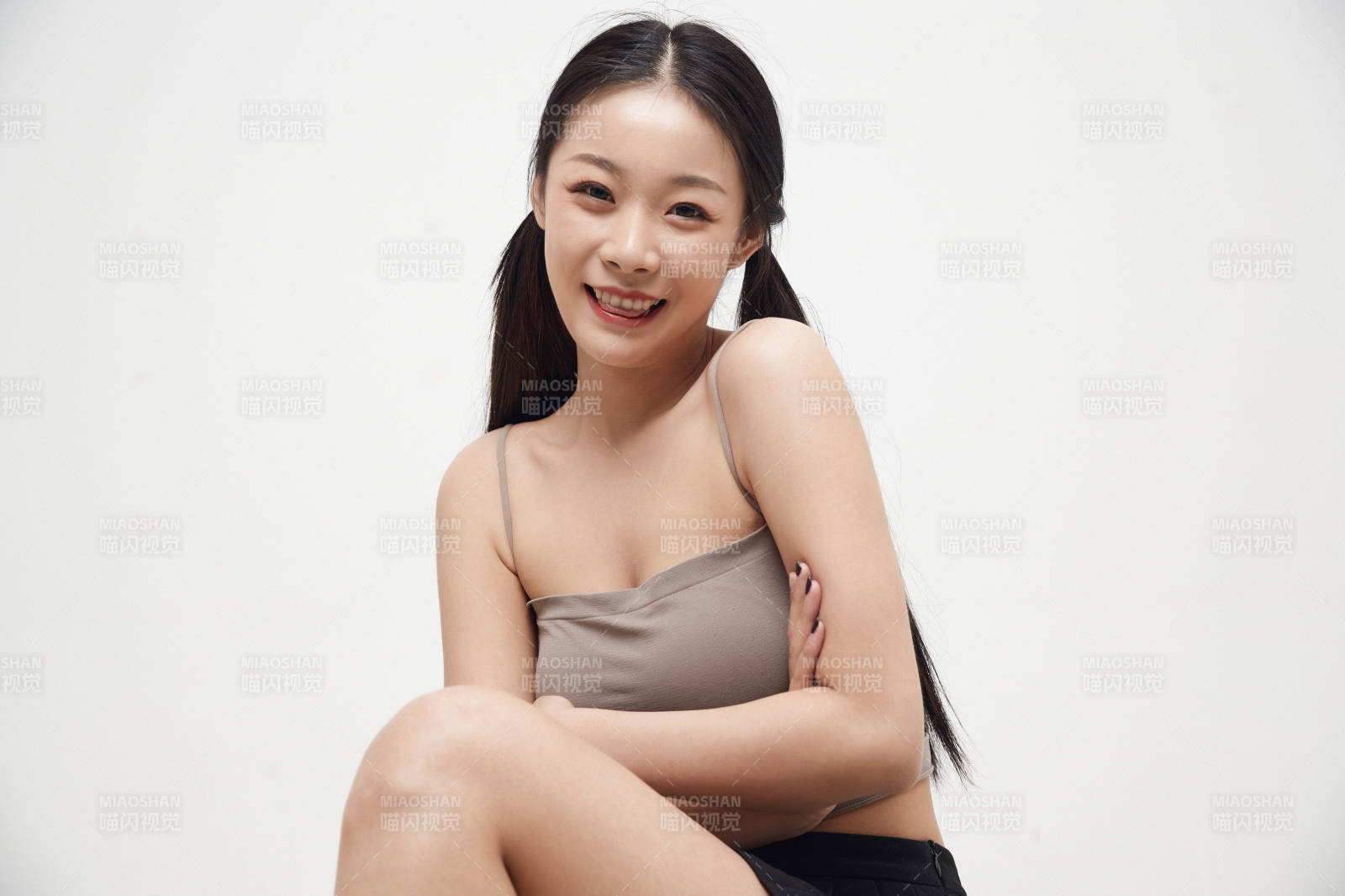 白色背景下的美丽可爱大学生图片