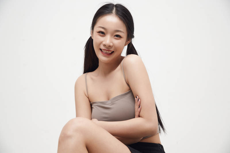 白色背景下的美丽可爱大学生图片