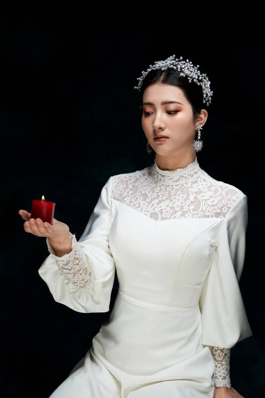 黑色背景下的女性复古婚纱妆面图片