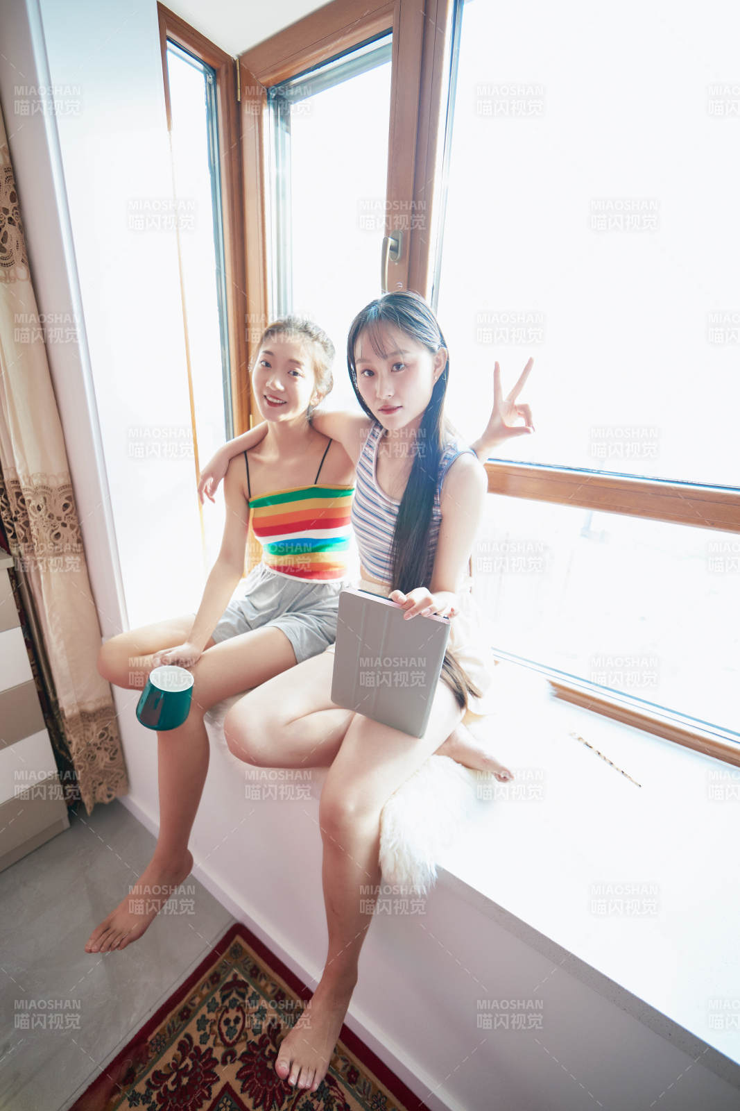 午后坐在飘窗上追剧休息的闺蜜少女图片