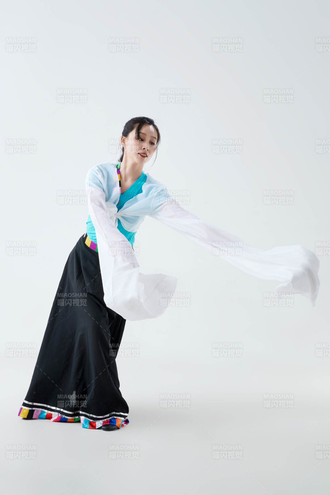 穿着藏族服饰跳着藏族舞蹈的少女图片