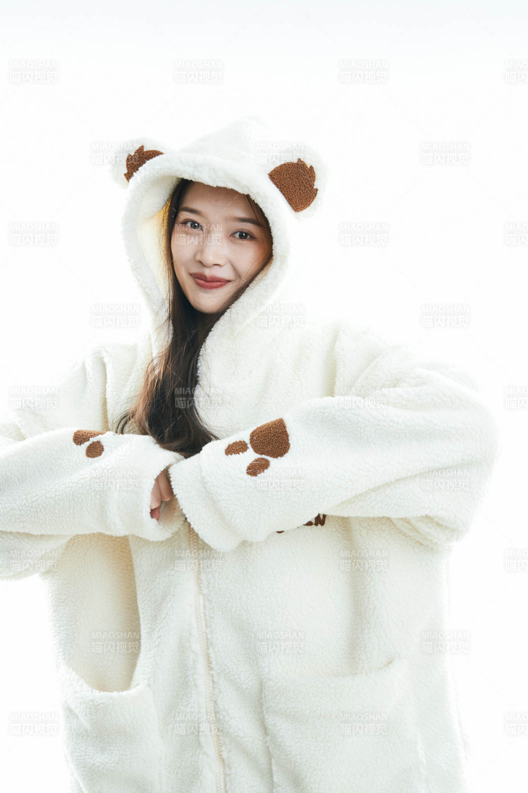 白色背景下准备出发旅行的美丽东方女大学生图片