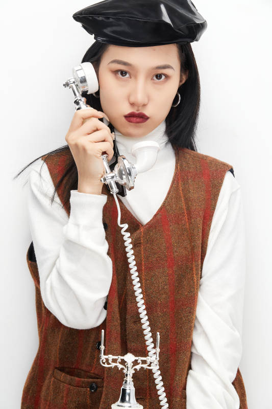 身穿复古服装的亚洲少女人像图片