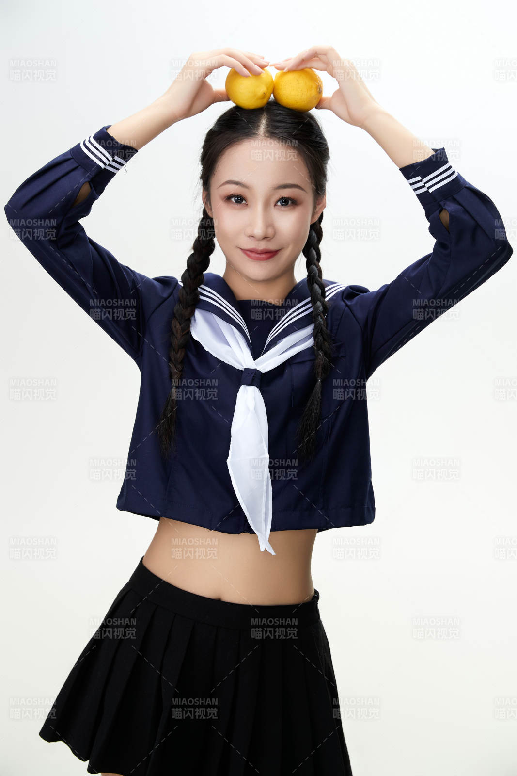 吃水果的亚洲东方长发少女图片