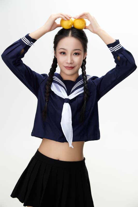 吃水果的亚洲东方长发少女图片