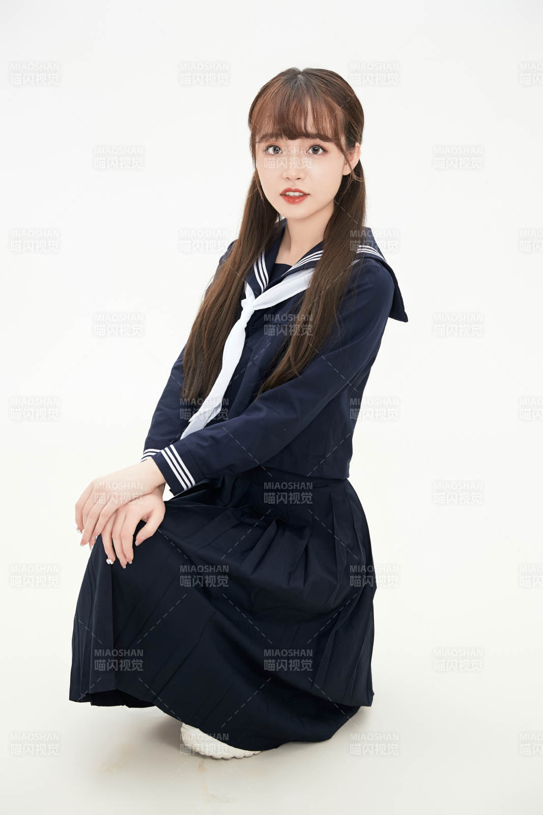 身穿日系高中制服的美丽少女图片