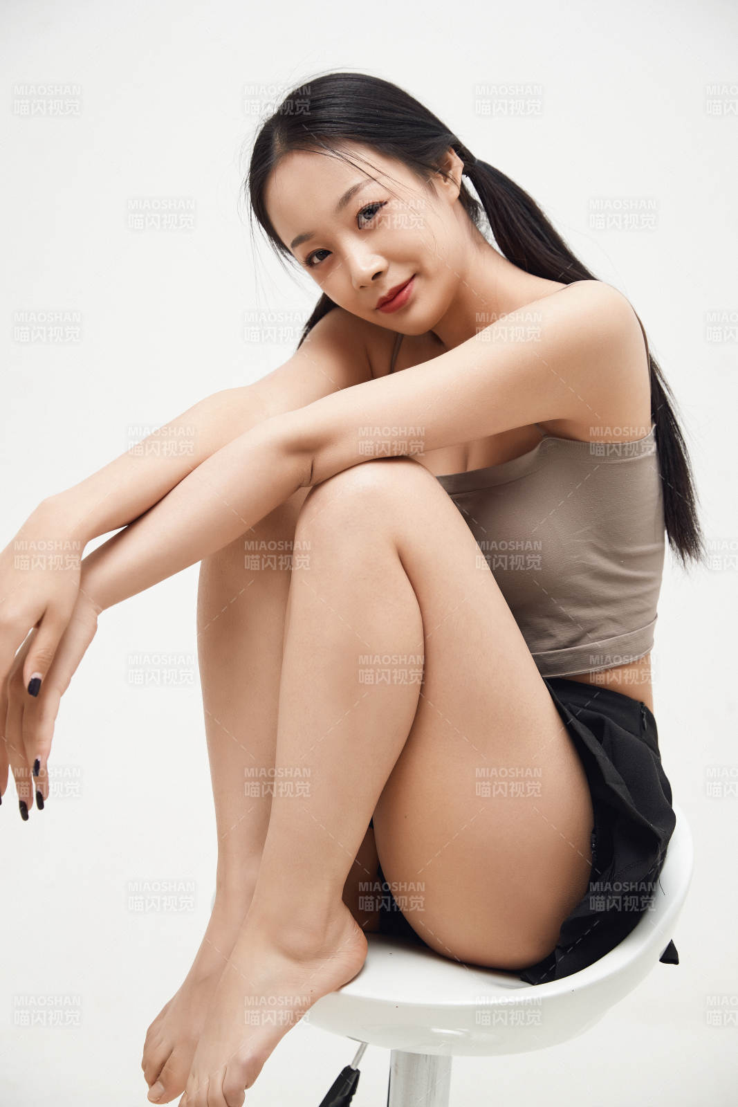 白色背景下的美丽可爱大学生图片