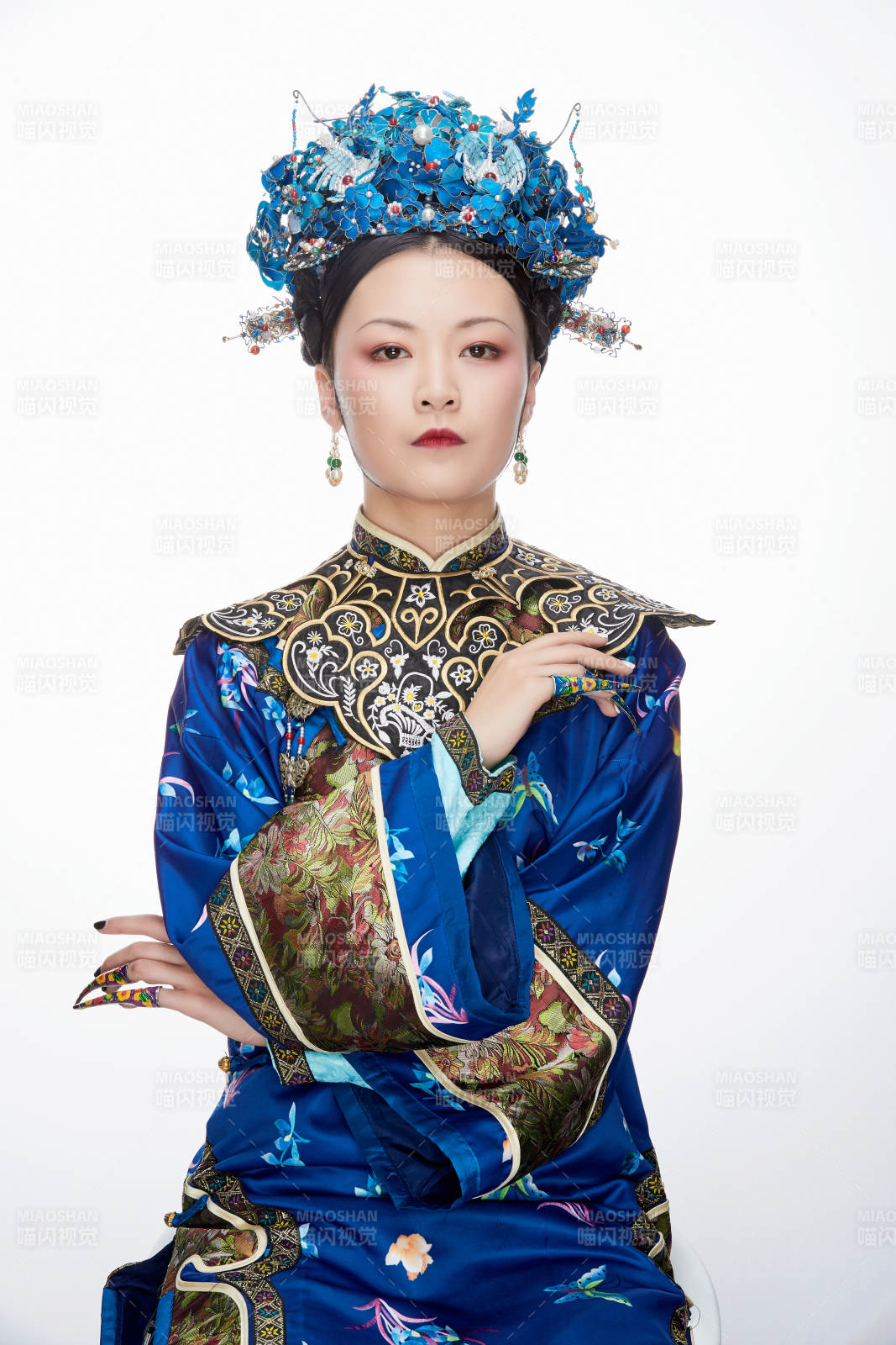 白色背景下的清代女性古装造型清朝古装图片