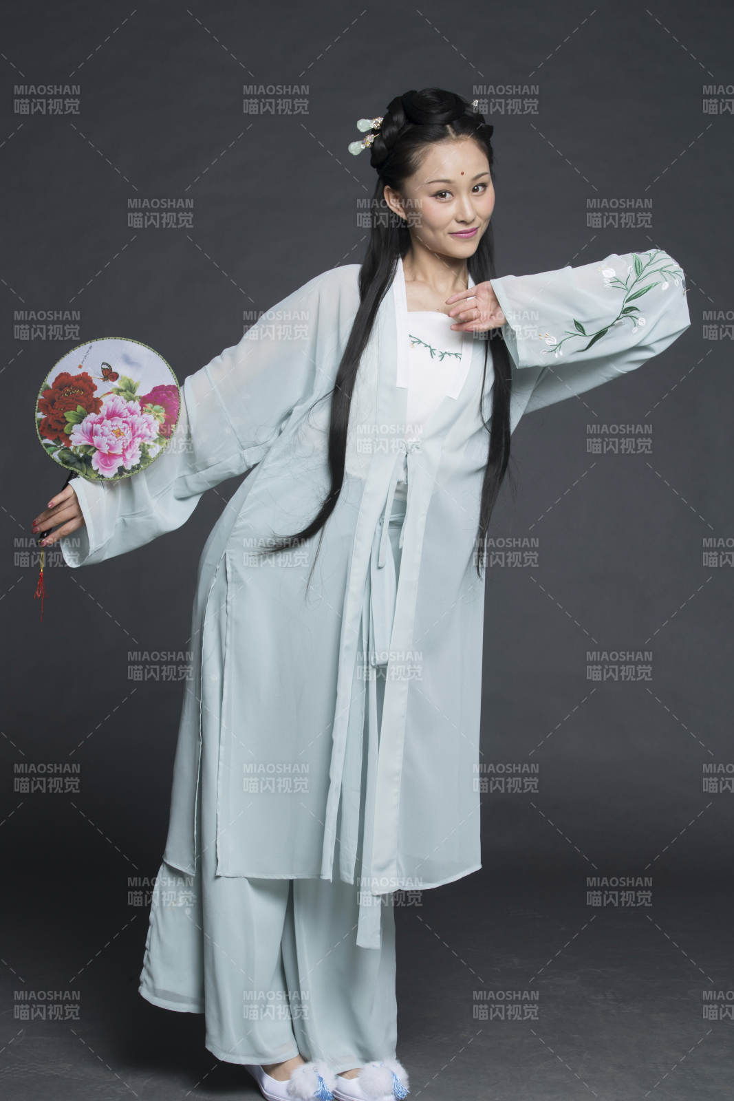 身穿古装的汉服女性人像汉服影棚拍摄图片