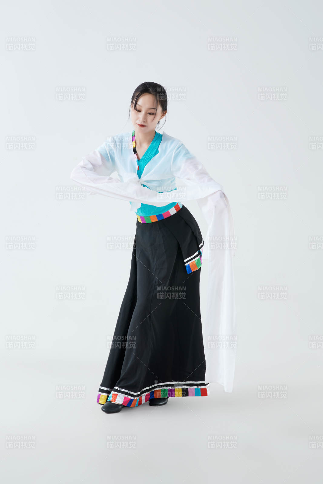 穿着藏族服饰跳着藏族舞蹈的少女图片