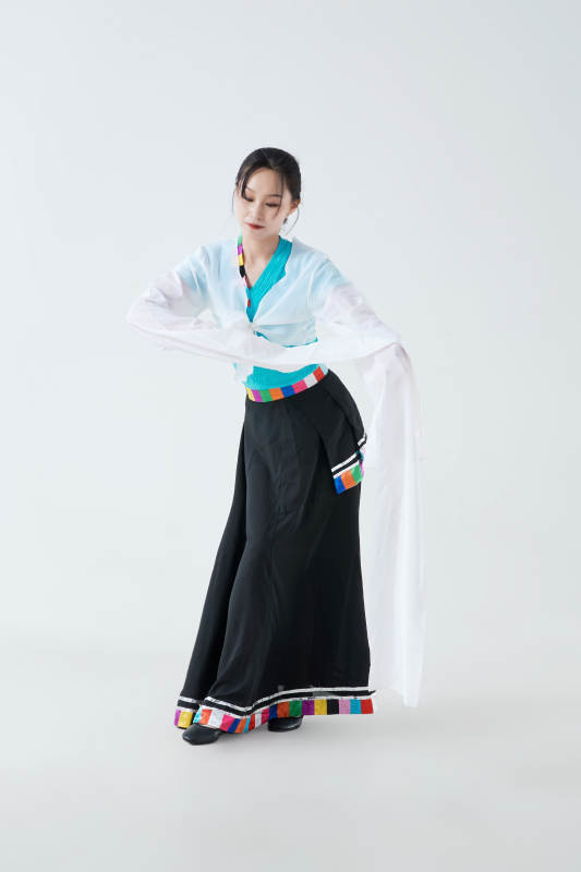 穿着藏族服饰跳着藏族舞蹈的少女图片