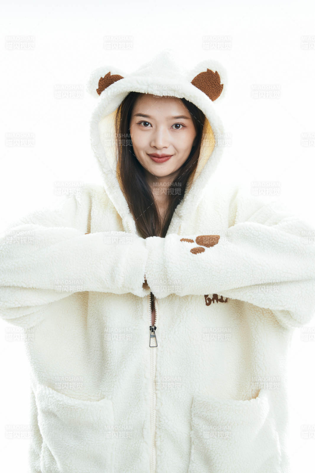 白色背景下准备出发旅行的美丽东方女大学生图片