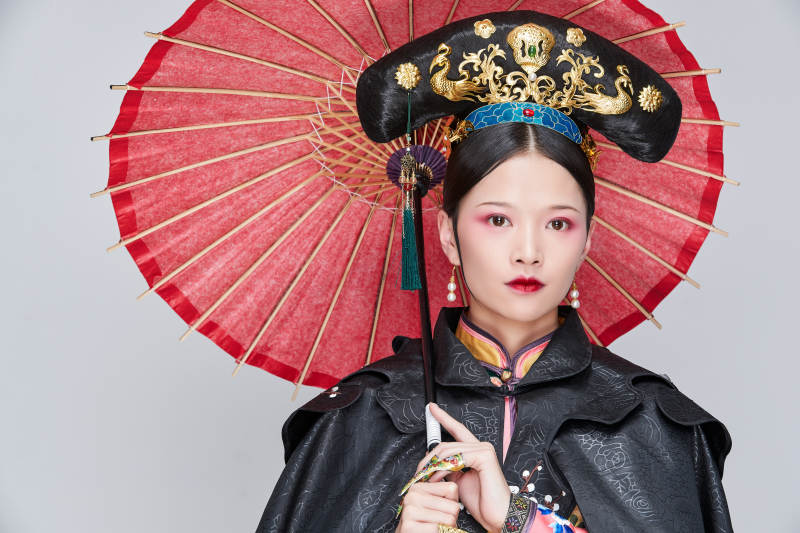 白色背景下的清代女性古装造型清朝古装图片