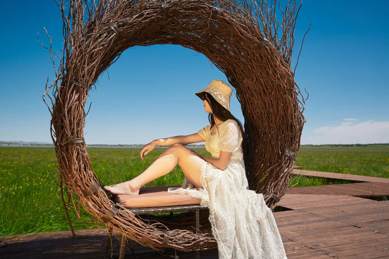 盛夏在草原湿地公园游玩的姑娘图片