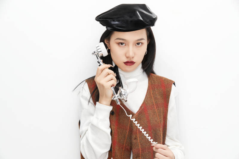 身穿复古服装的亚洲少女人像图片