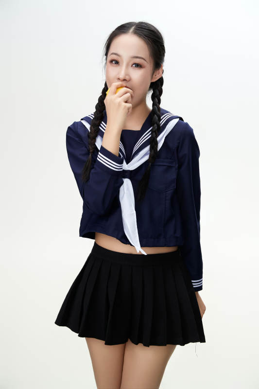 吃水果的亚洲东方长发少女图片