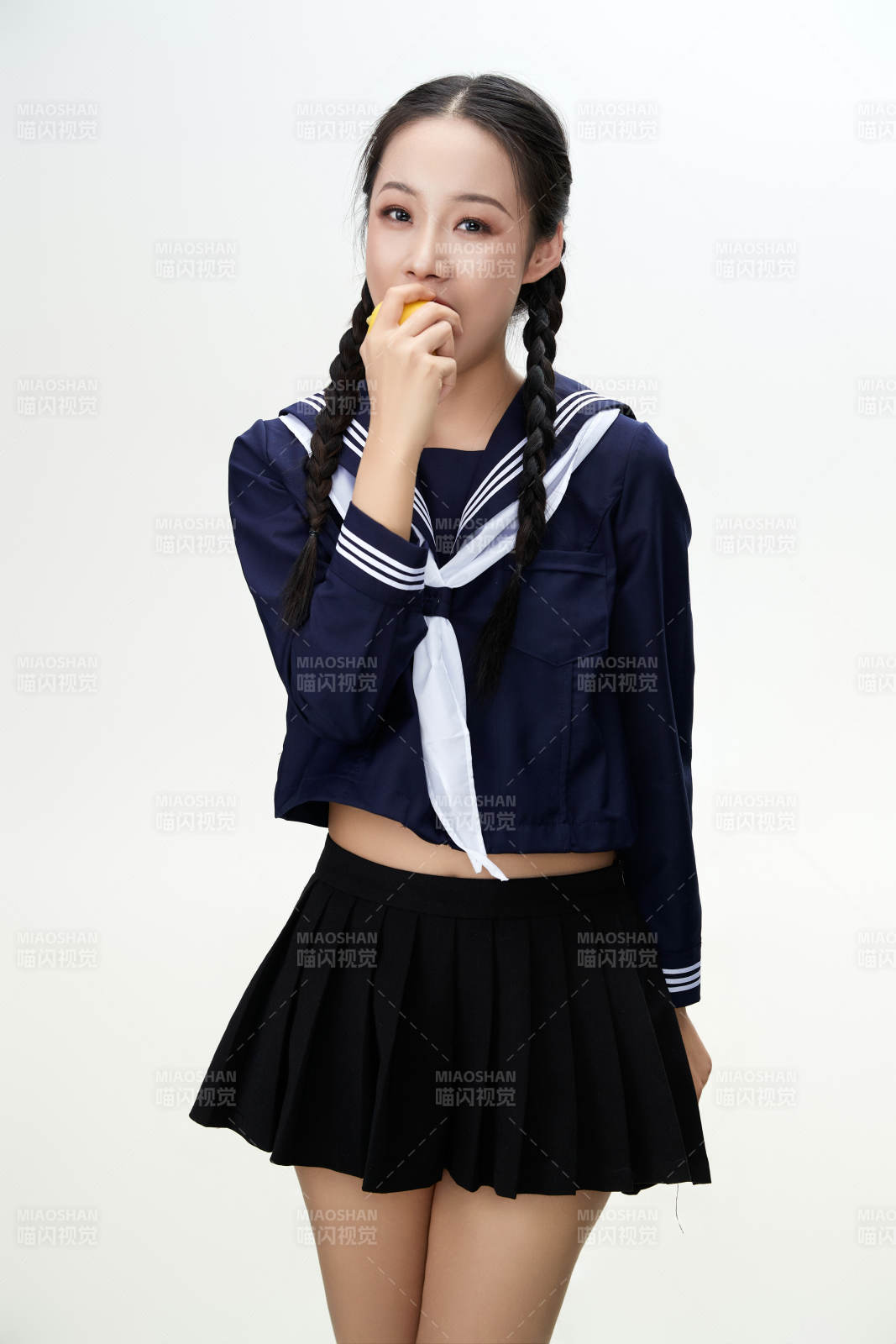 吃水果的亚洲东方长发少女图片