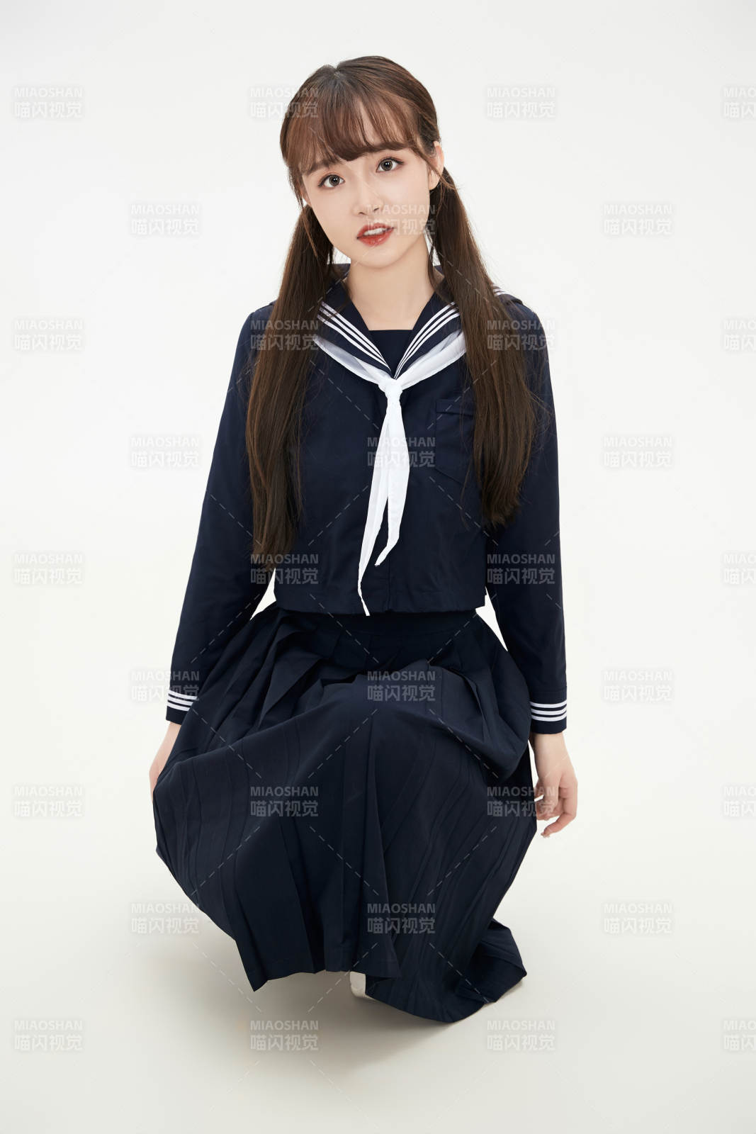 身穿日系高中制服的美丽少女图片