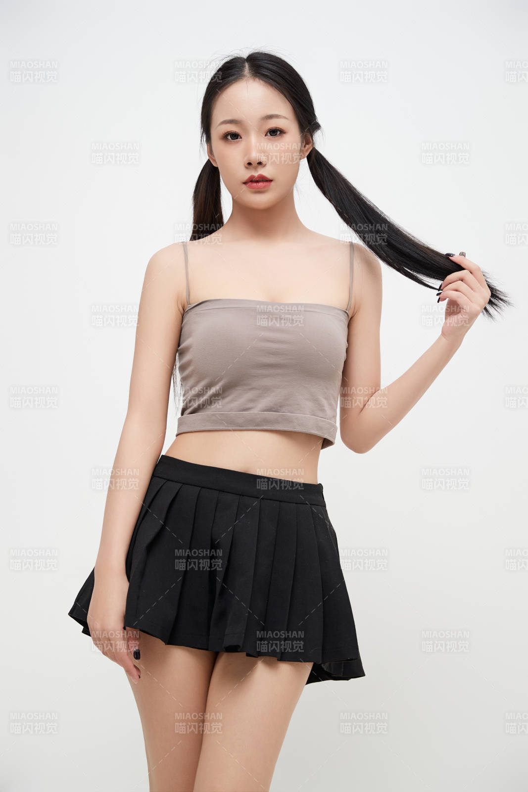 白色背景下的美丽可爱大学生图片