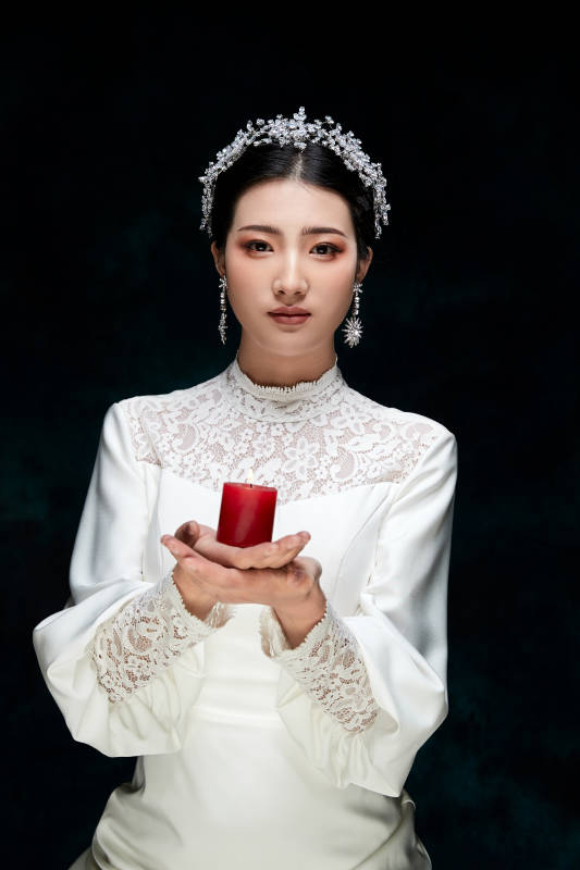 黑色背景下的女性复古婚纱妆面图片