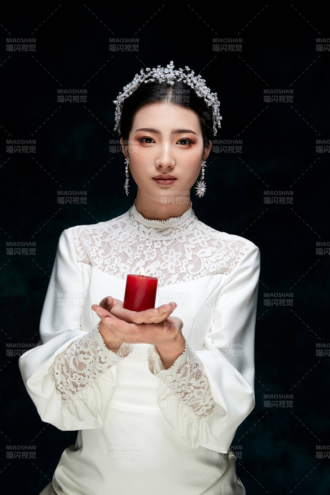 黑色背景下的女性复古婚纱妆面图片