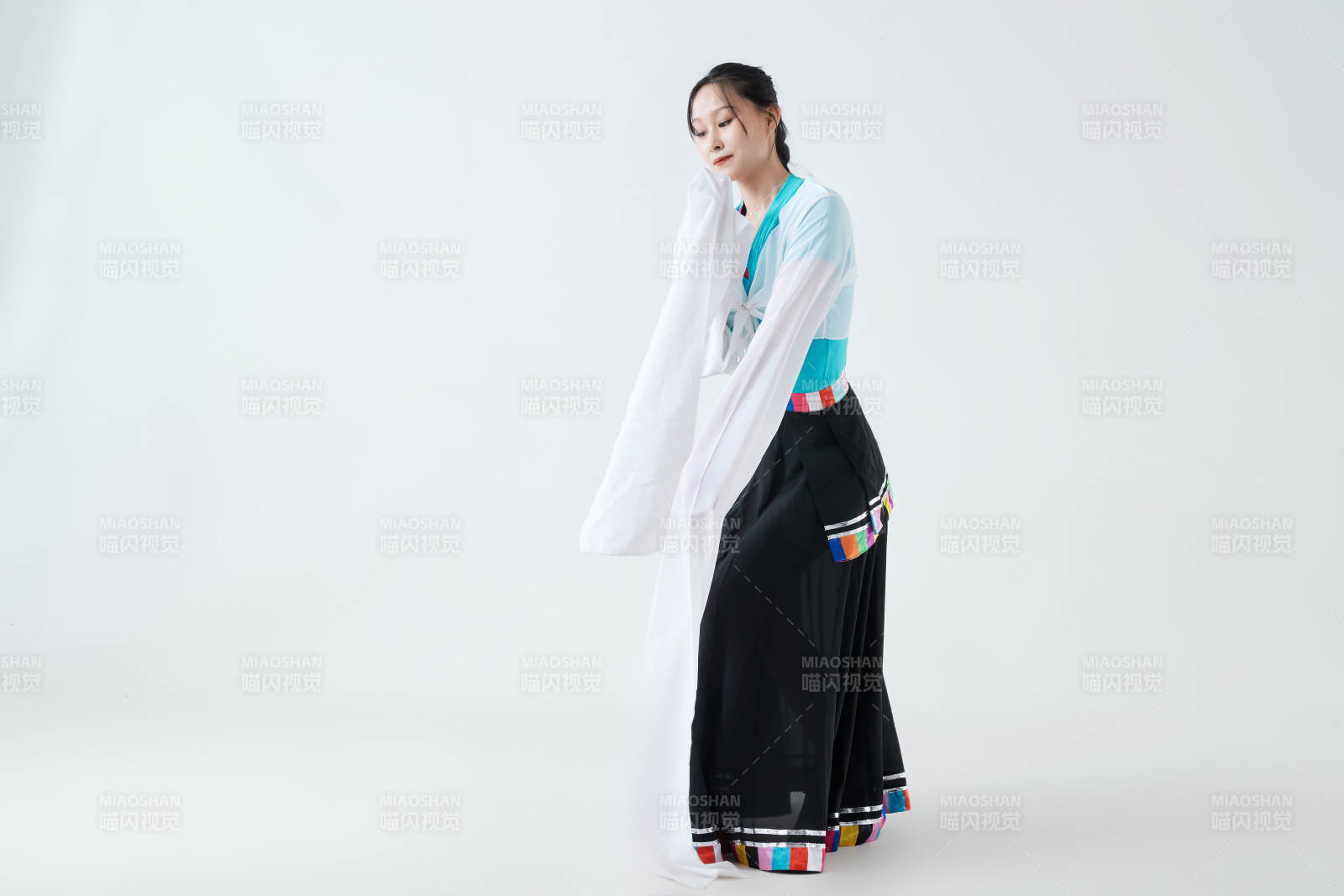 穿着藏族服饰跳着藏族舞蹈的少女图片