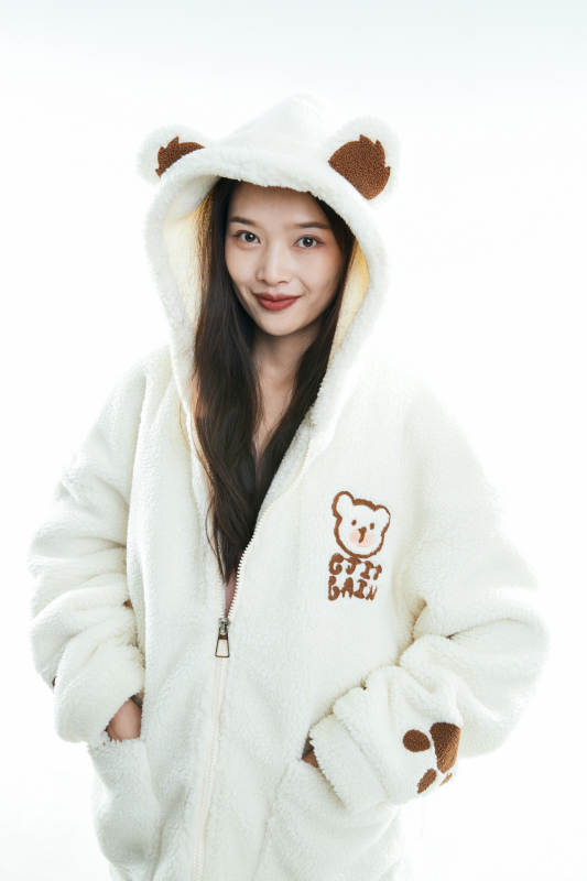 白色背景下准备出发旅行的美丽东方女大学生图片