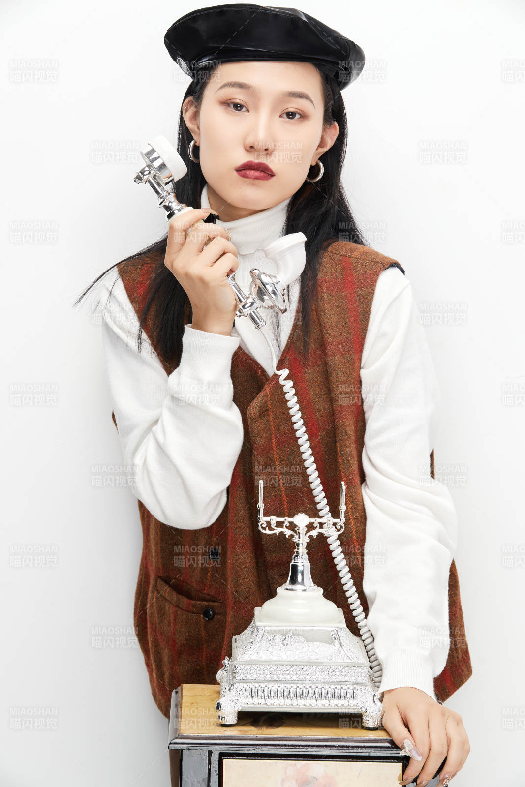 身穿复古服装的亚洲少女人像图片