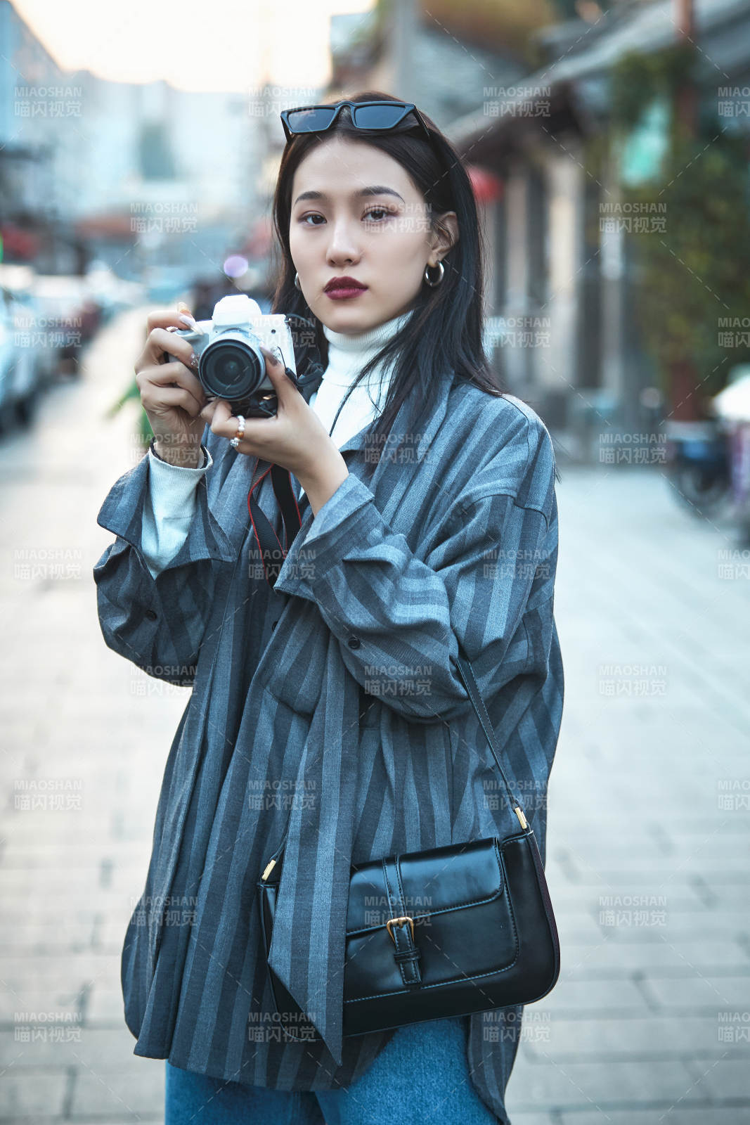 手持相机拍摄的港风少女图片