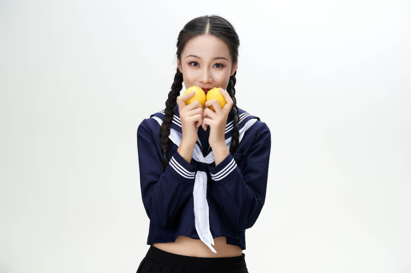 吃水果的亚洲东方长发少女图片