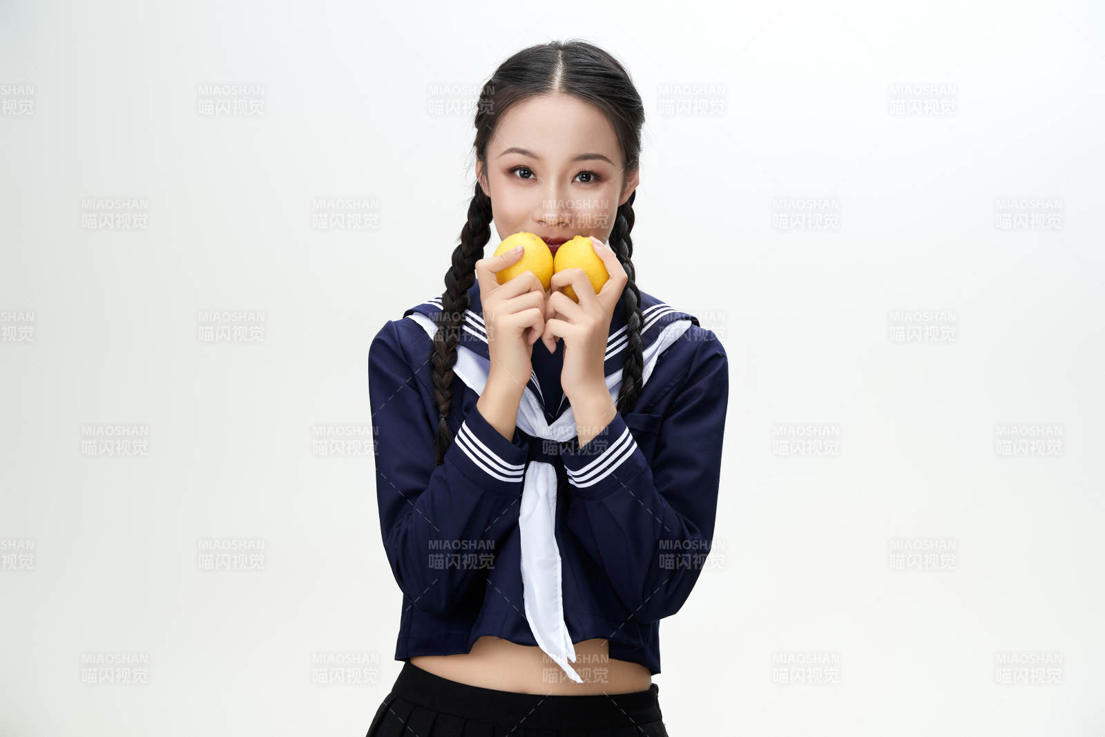 吃水果的亚洲东方长发少女图片