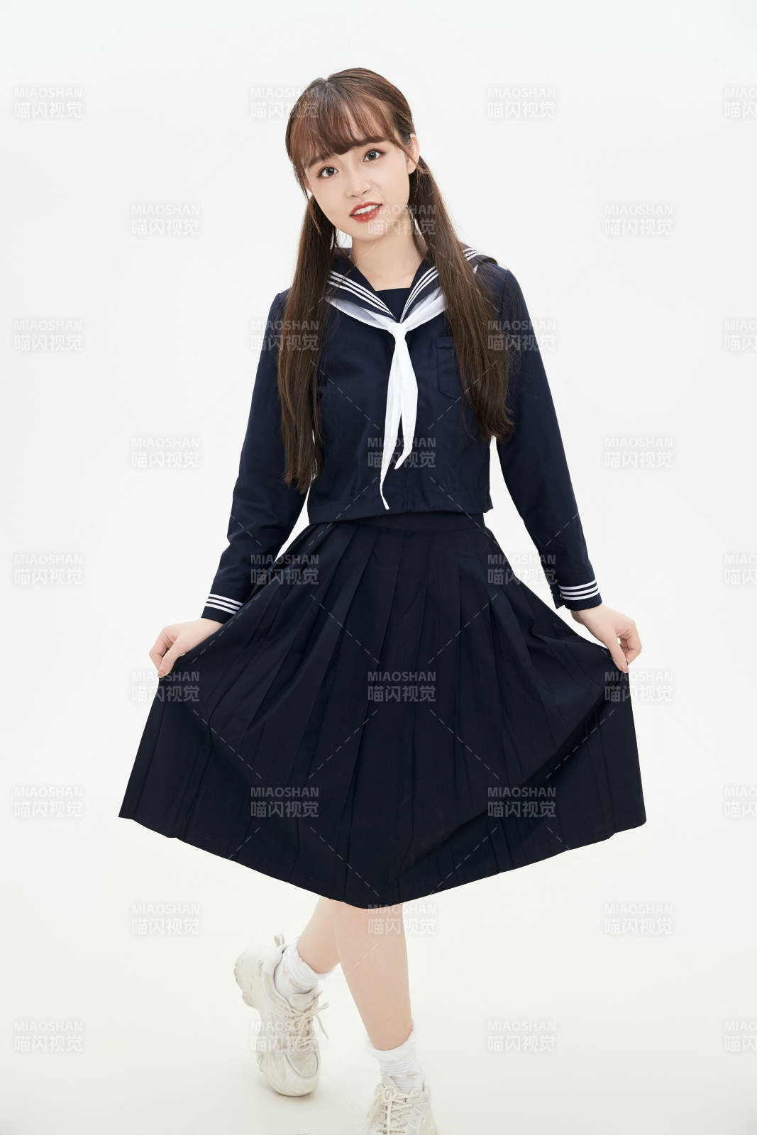 身穿日系高中制服的美丽少女图片