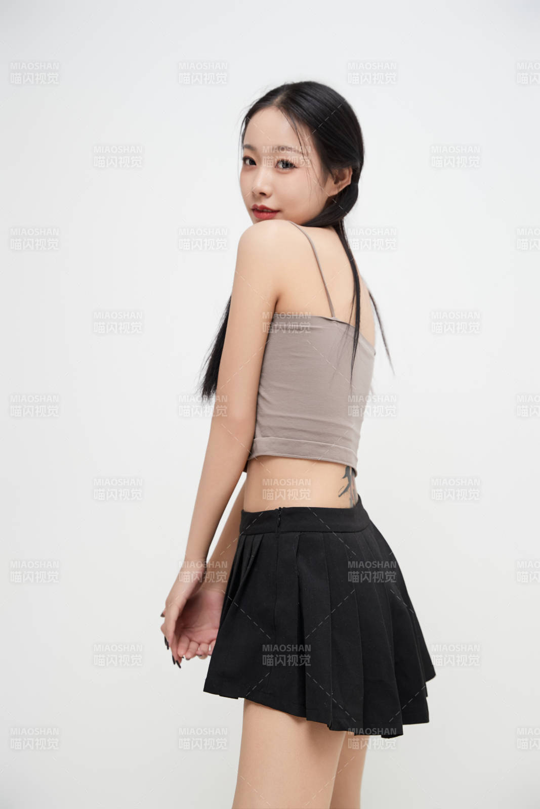 白色背景下的美丽可爱大学生图片